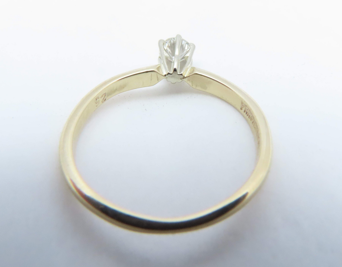 14k Yellow Gold ~1/4c Round Diamond Solitaire Ring Size 5.5