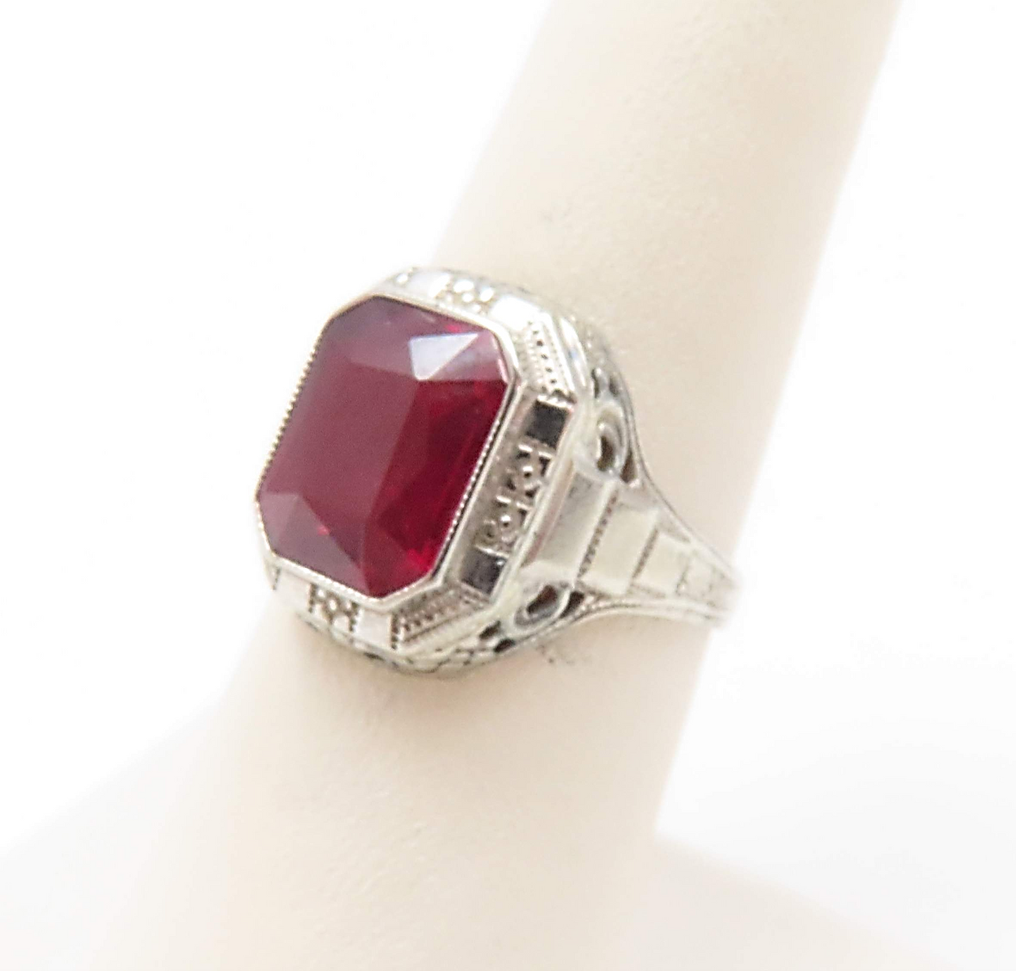 14k White Gold Bezel Set ~10x8mm Ruby Etched Ring Size 6.75