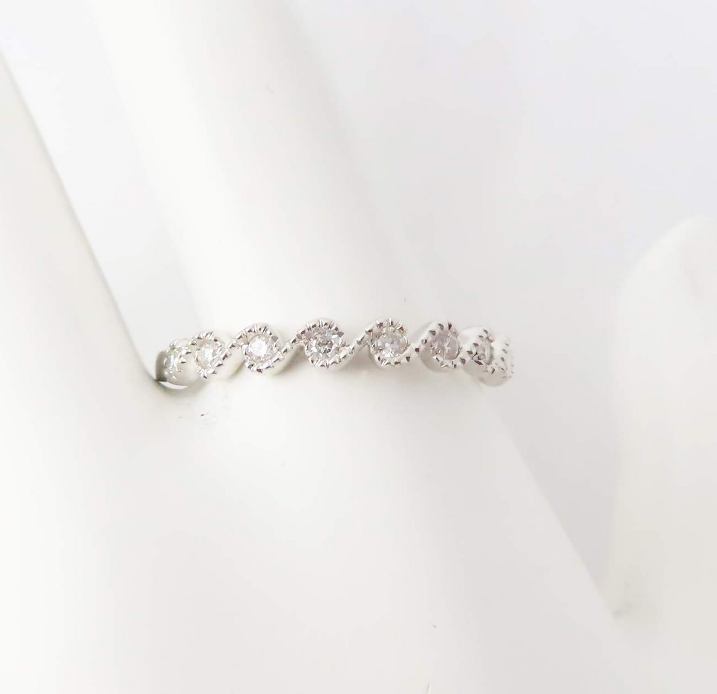 10k White Gold ~1/6ctw Diamond Milgrain Band Size 7
