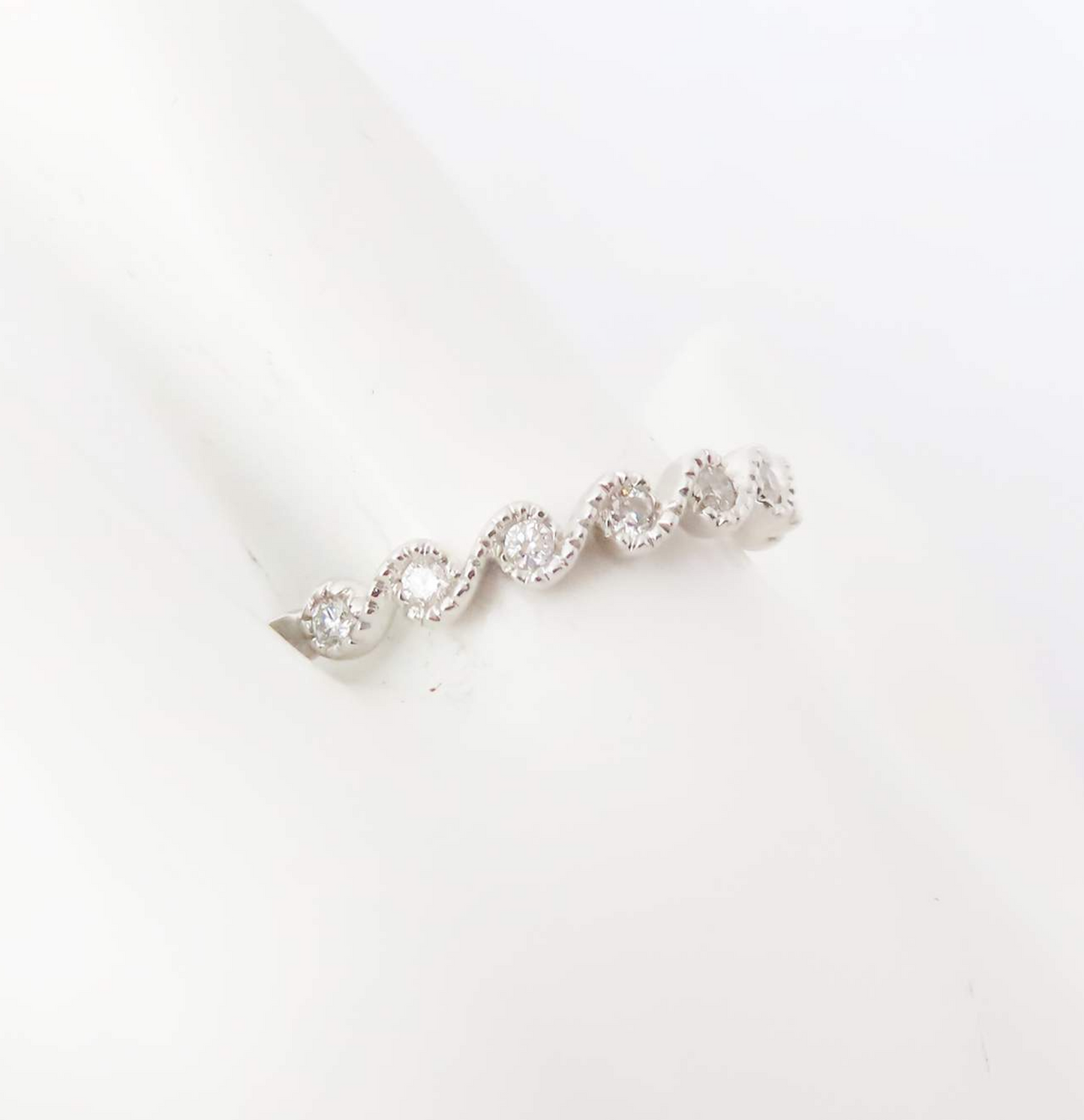 10k White Gold ~1/6ctw Diamond Milgrain Band Size 7